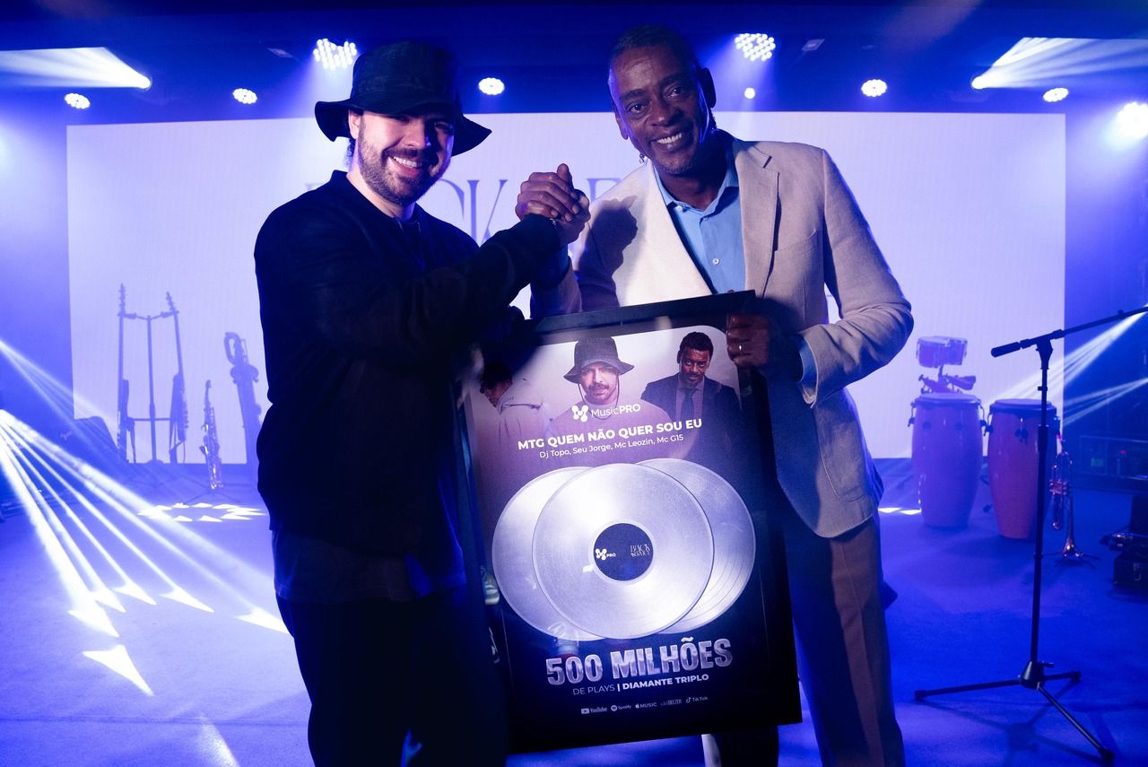 Seu Jorge e DJ Topo recebem certificado de diamante triplo pelo sucesso da “MTG Quem Não Quer Sou Eu”