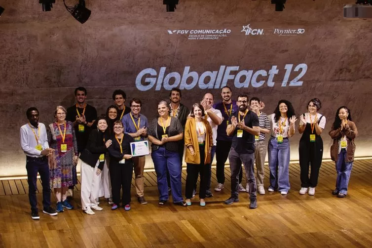 Rio de Janeiro (RJ), 20/07/2025 - Equipe de Aos Fatos recebe prêmio Global Fact Awards em evento no Rio de Janeiro.
Foto: Aos Fatos/Divulgação
